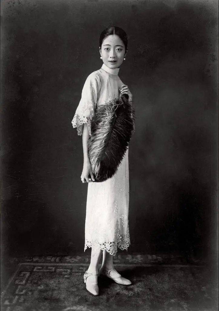 老照片末代皇后婉容的一生从秀美清新脱俗的少女到吸毒成瘾疯妇