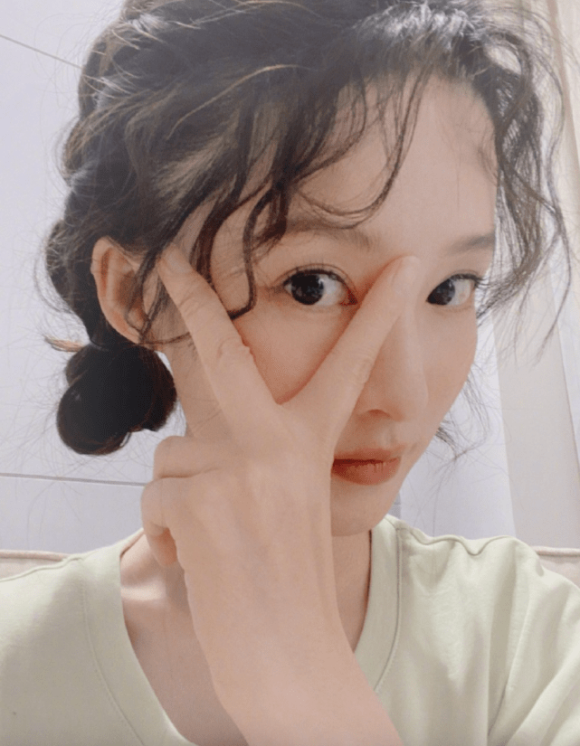 李沁久违晒自拍梳双马尾丸子头俏皮可爱