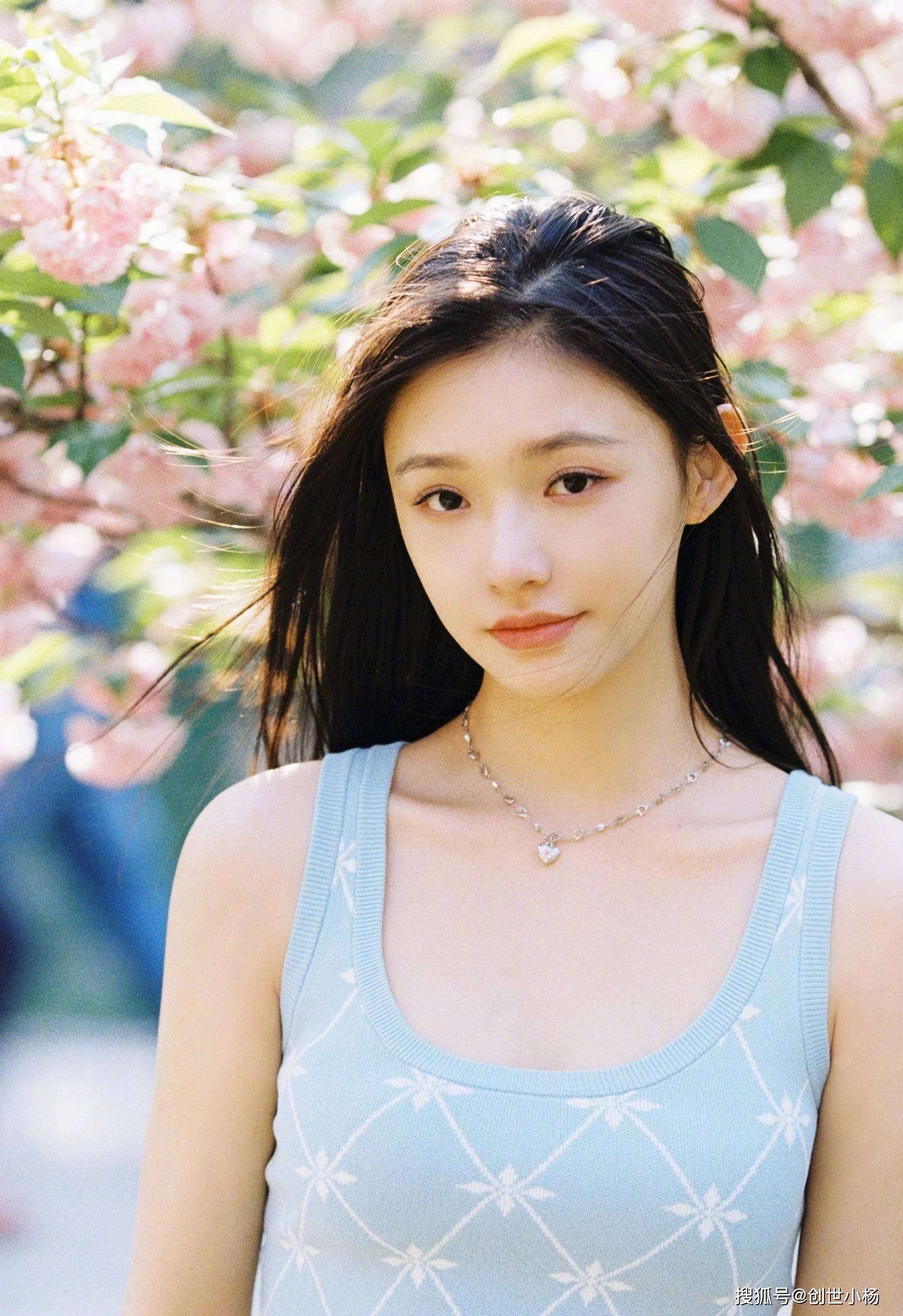 原创青春女星林允忙里偷闲郊外赏花清纯无比如花仙子