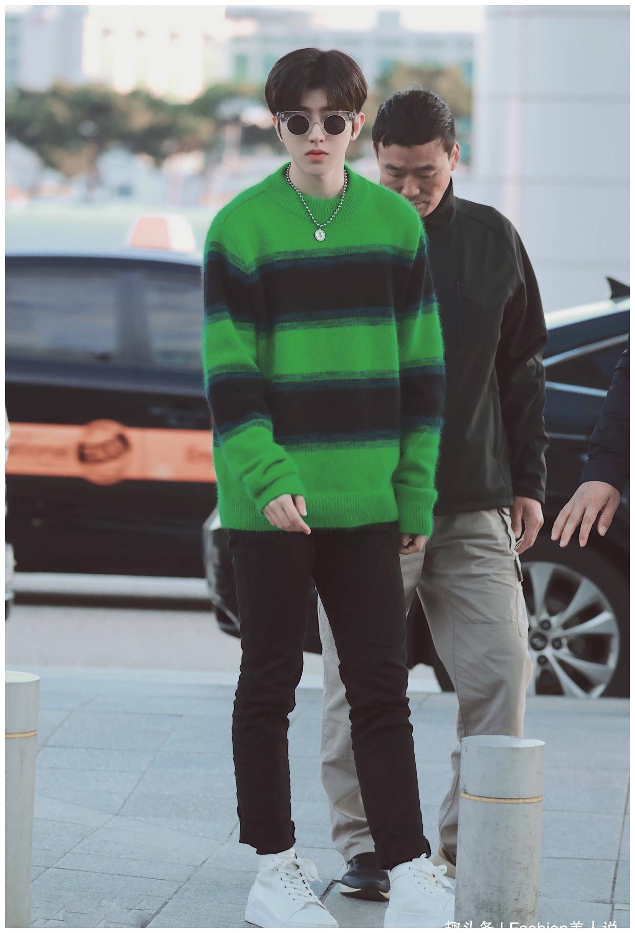 182cm朴宝剑和184cm蔡徐坤同样搭配条纹上衣气场差距却很大