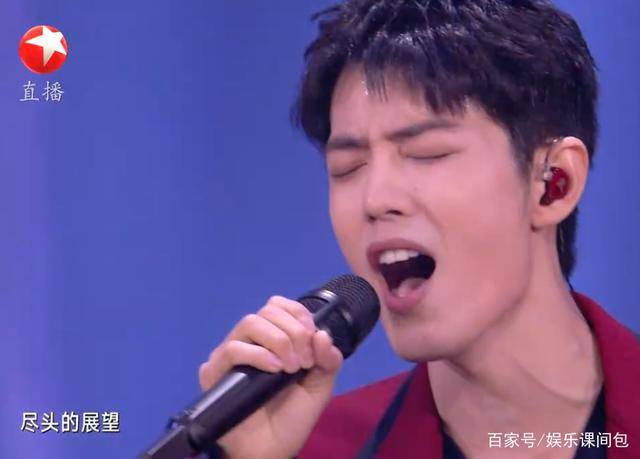 原创约好的王一博戴绿耳返拿绿话筒肖战穿红衣服戴红耳返