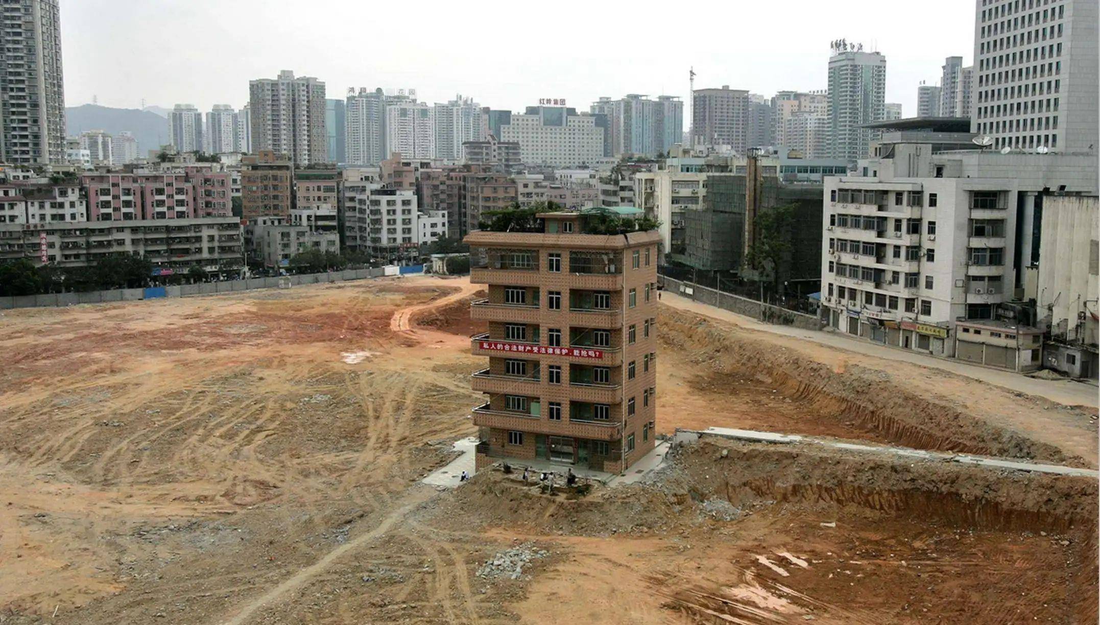 原创郑州最神秘钉子户房子横在马路中间拆迁队你拆个试试