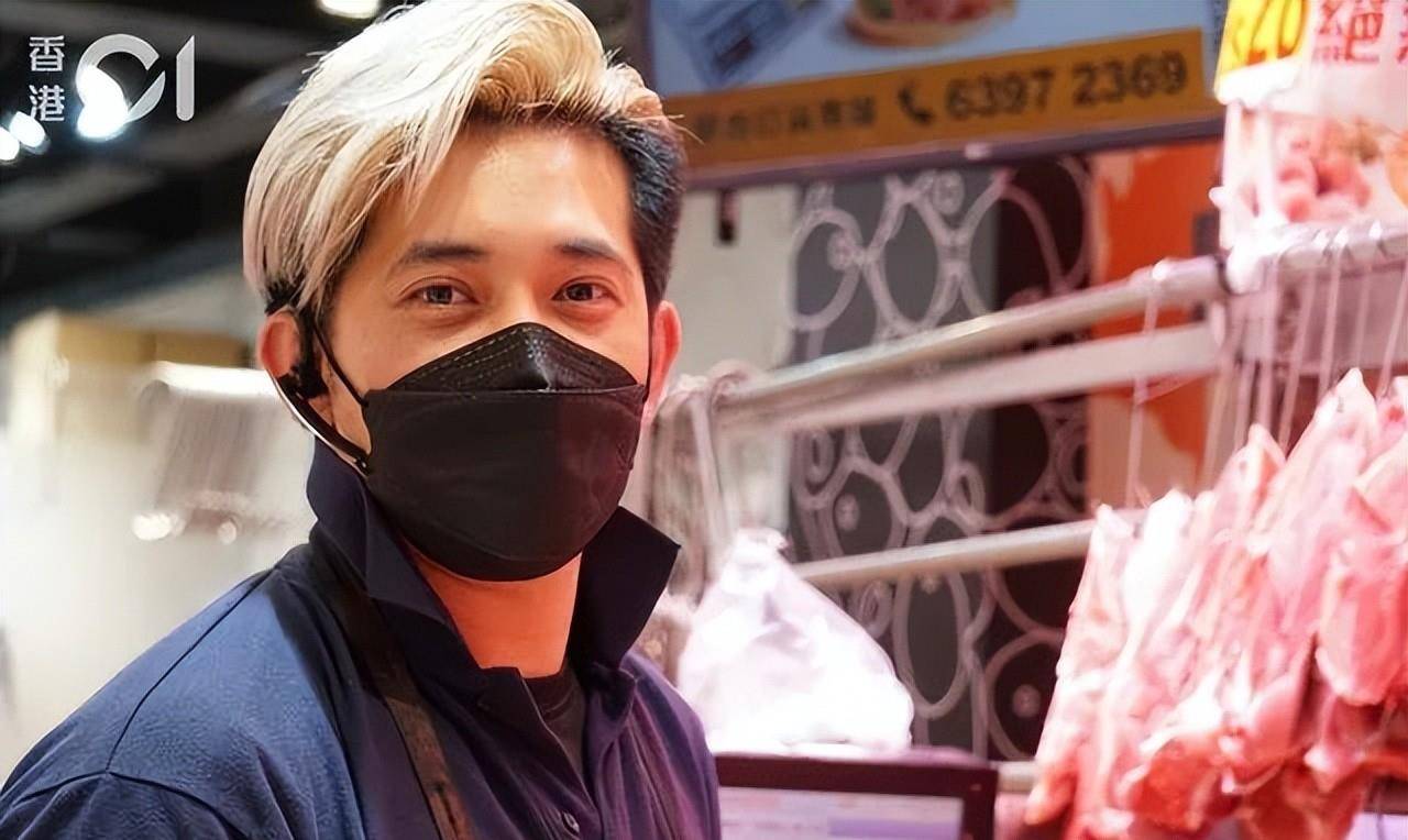 一张合照惊艳全港香港菜场小哥因为太帅爆火