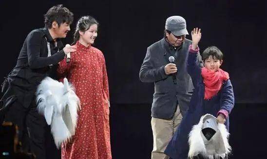 买红妹13岁儿子近照,与孙楠同场竞技,父子俩似复制黏贴