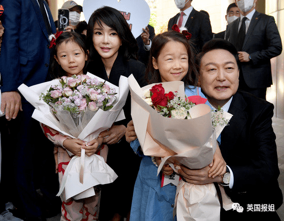 韩国新总统夫人惊艳亮相 美貌穿搭成时尚顶流 晚宴现场 教训 丈夫如演韩剧 金建 裙子 西装