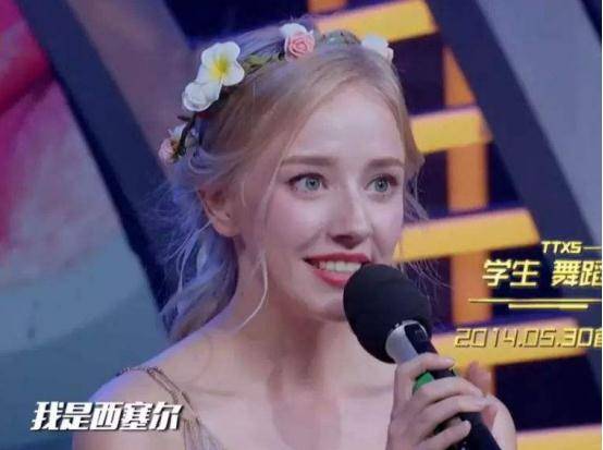 6年前走红的"丹麦天使",如今看到素颜照,网友:是同一个人吗_塞尔_化妆
