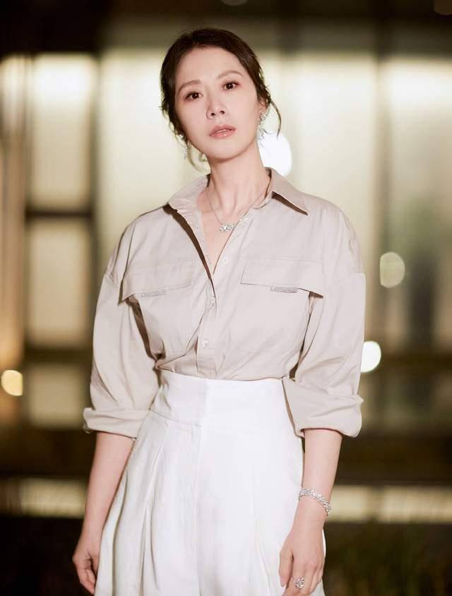 原创44岁海清旗袍造型曝光时尚身材一览无遗妆容精致气质温婉