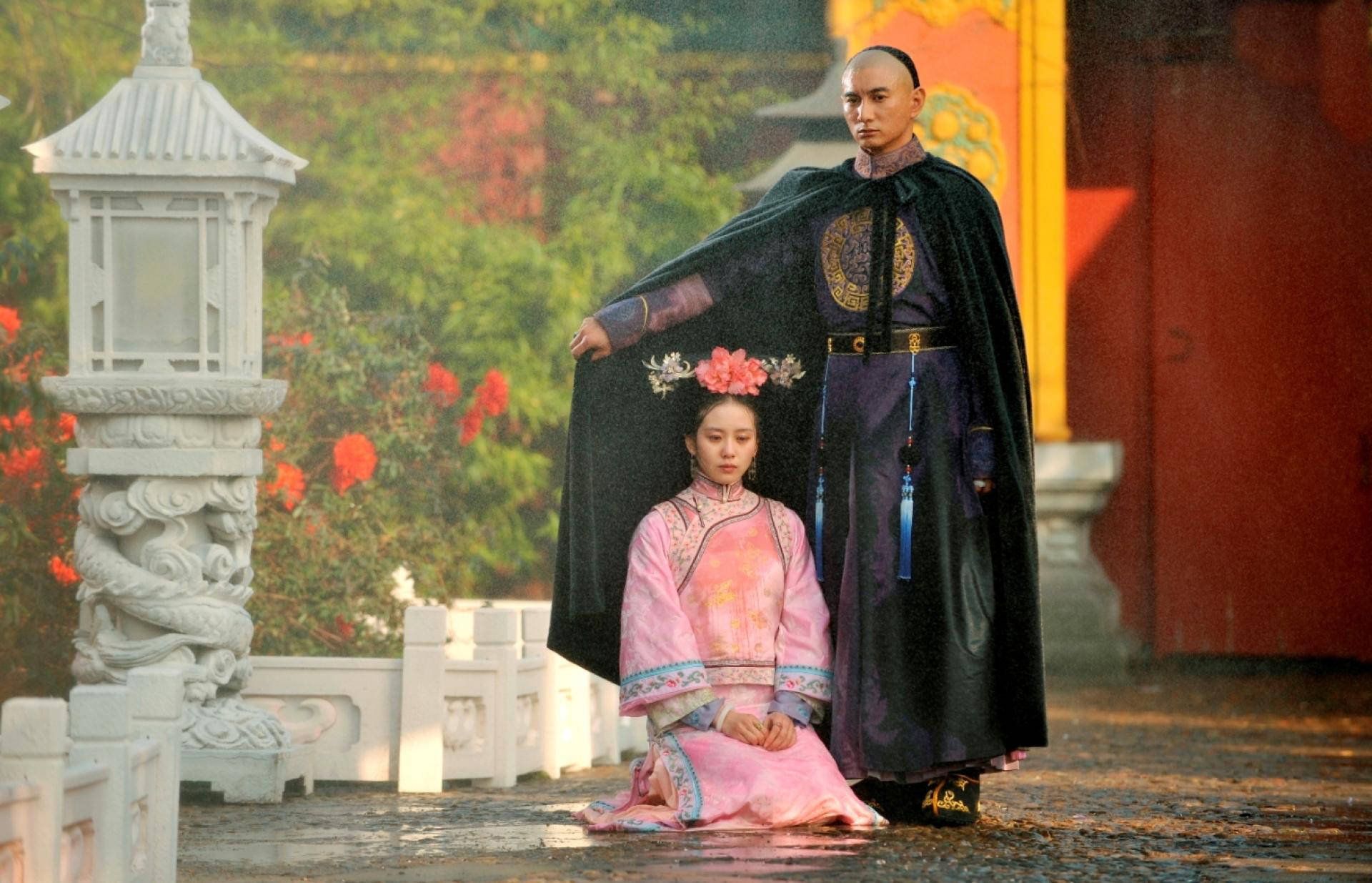 刘诗诗在《步步惊心》中跪着淋雨的戏,大雨起到的只是增添角色的柔弱