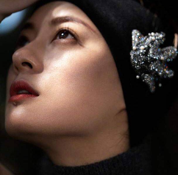 原创孙俪今年首封大片差强人意戴复古发带变刘姥姥还没红裙照惊艳