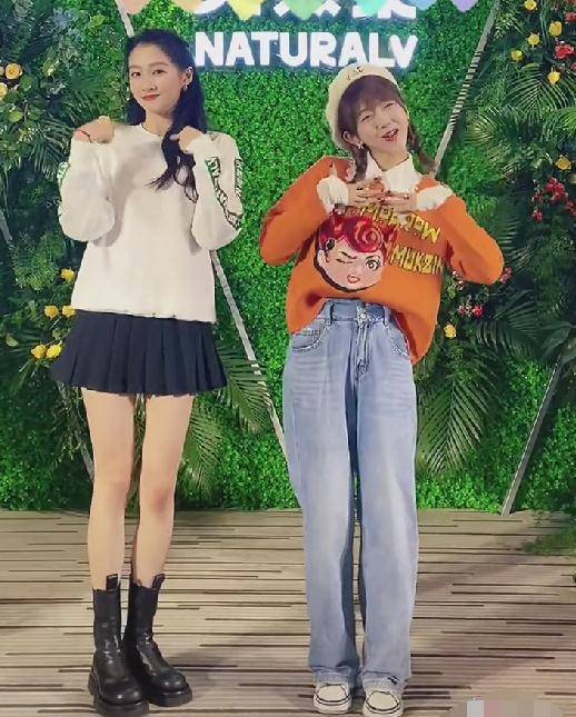 原创关晓彤穿短裙与网红跳舞却忘开长腿特效看清腿长对比我懵了