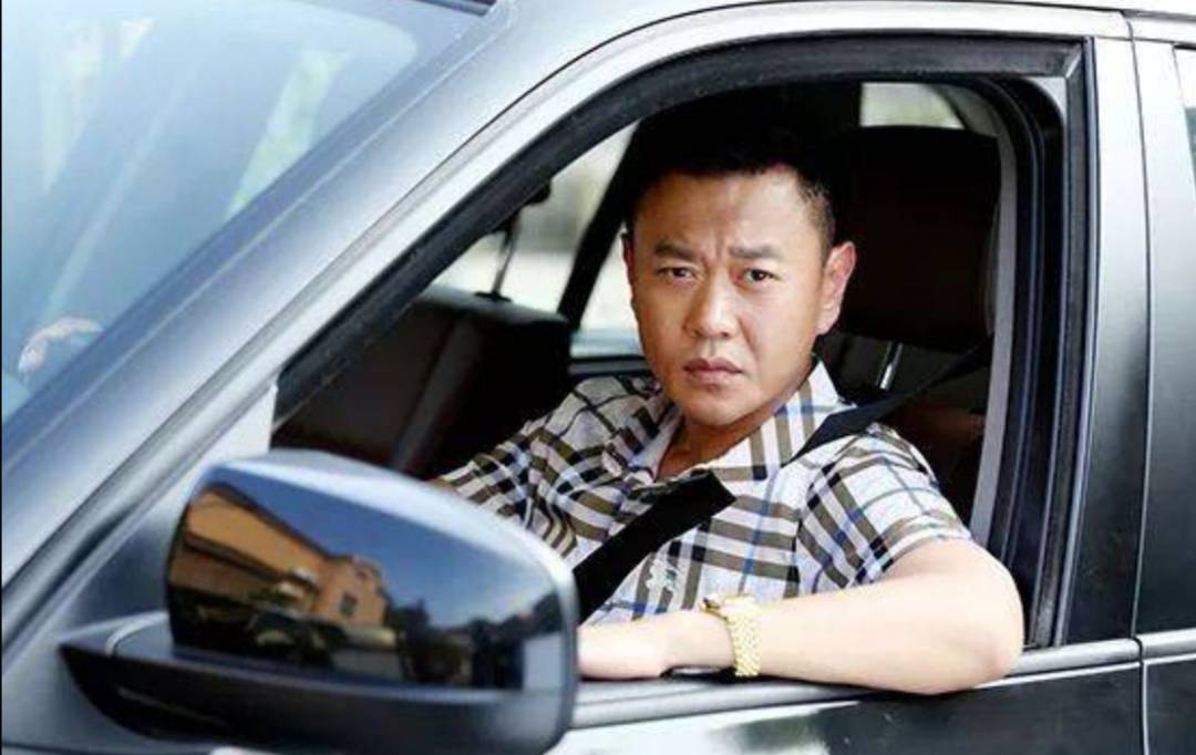 从一个身价上亿的大富豪从而变成了"最贵的配角",时常投资影视作品只