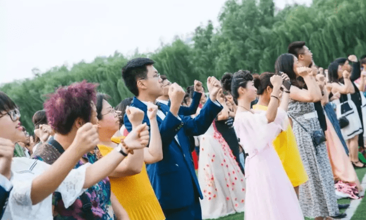 北京某高中举办成人礼，西装革履配套裙翩翩，比明星还光鲜亮丽