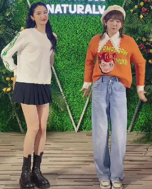 原创关晓彤穿短裙与网红跳舞却忘开长腿特效看清腿长对比我懵了