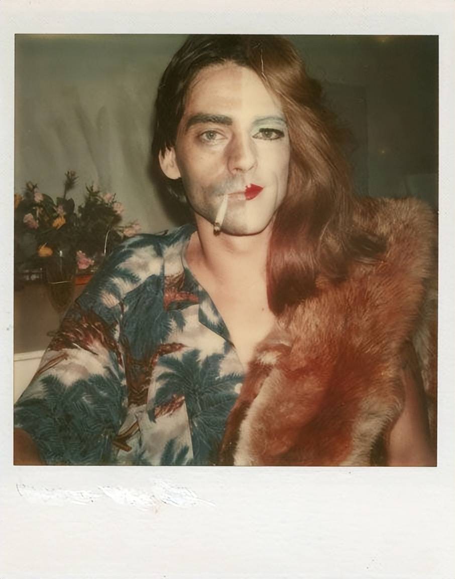 艺术家,但在遇到ulay之前,marina就已经是一位有些名望的行为艺术家了