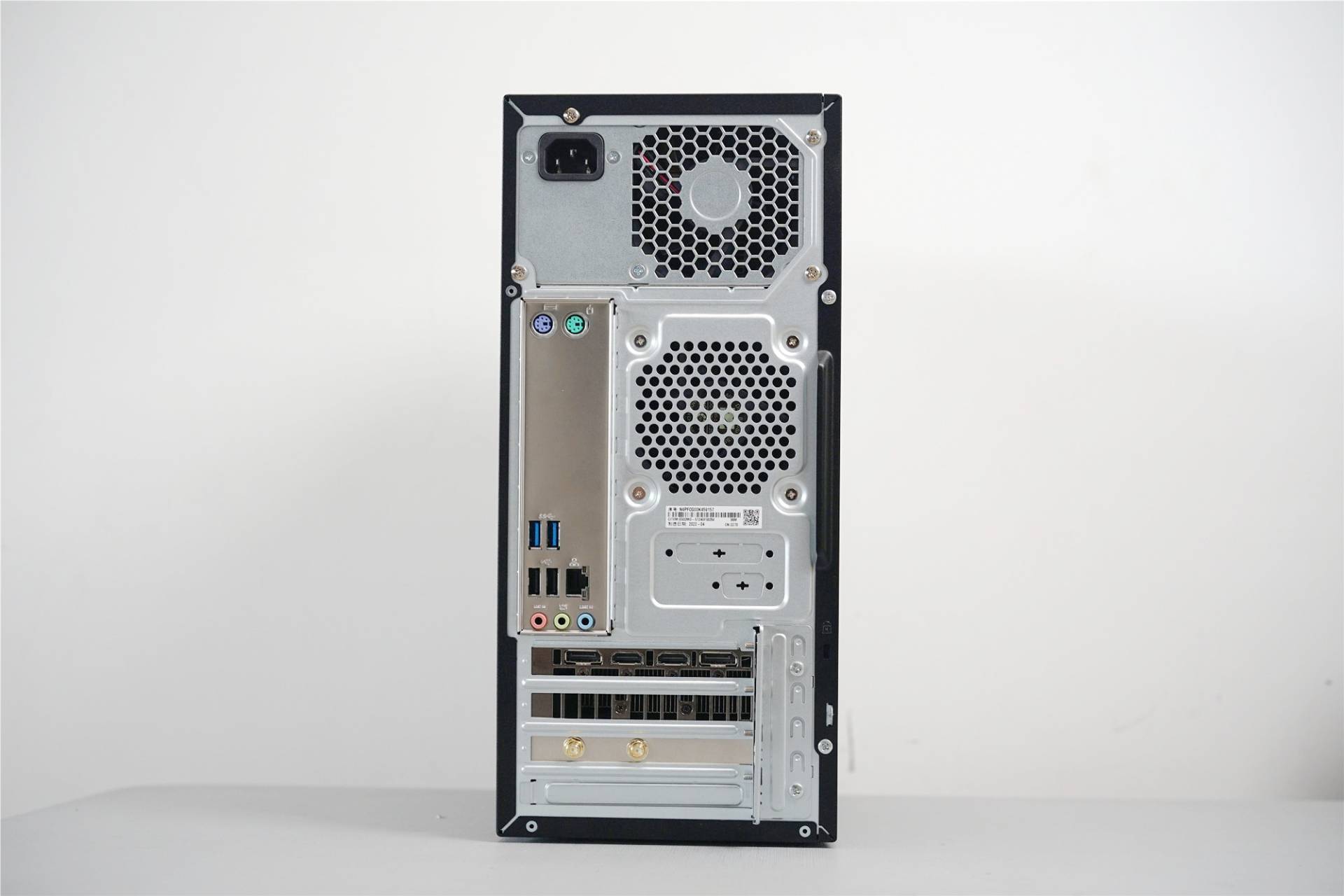 看下华硕天选x 2022电竞主机背板的结构,基本算是比较传统的布局.