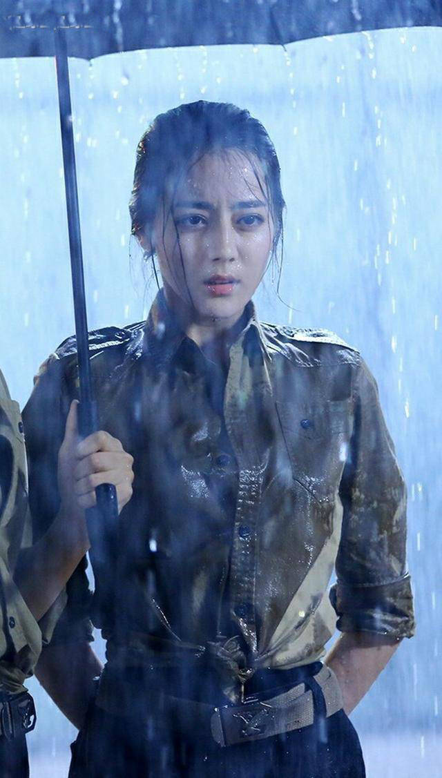 她在雨中的效果很不错【唐嫣】唐嫣在拍《金玉良缘》的时候相当卖力