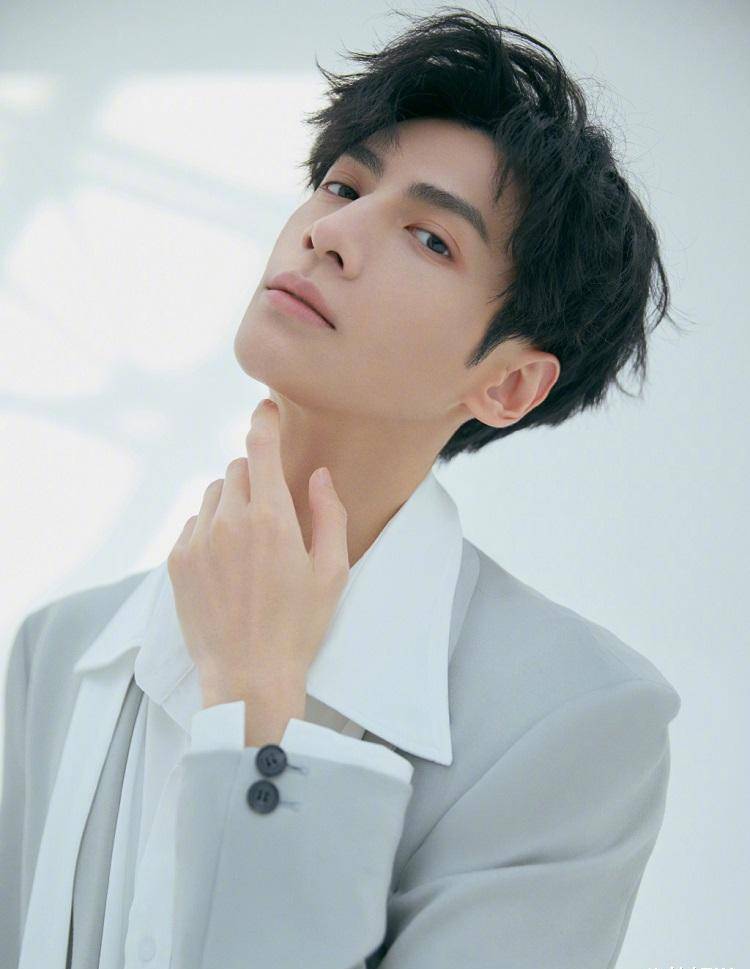 原创罗云熙出镜生图曝光白衣飘飘仙气十足随手截图都是盛世容颜