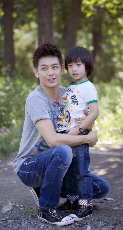 原创林志颖12岁儿子kim又长高了身高比肩超模妈妈何时能露正脸