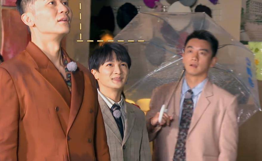 身高注定他完成任务会比较困难,所以当他被三个成员举起来的时候,意料