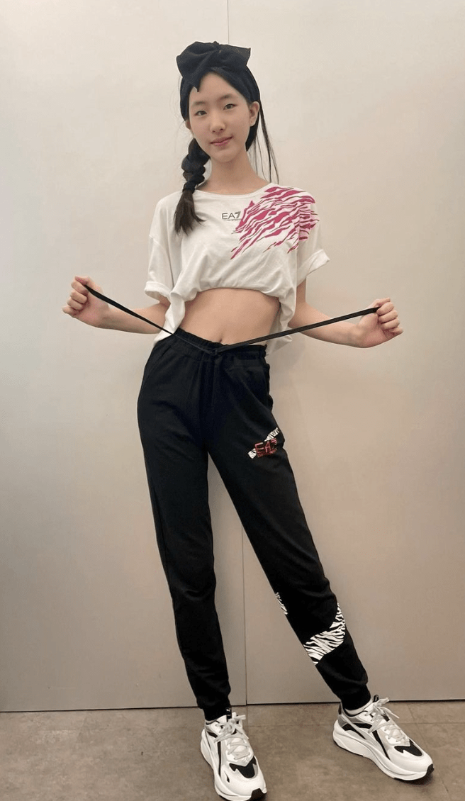 小s16岁长女晒甜美自拍,露出小蛮腰秀好身材,干爹陈建州点赞_许曦文