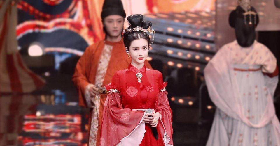 angelababy穿红色古装惊艳国潮盛典,难怪教主不放手_时尚_造型_色彩