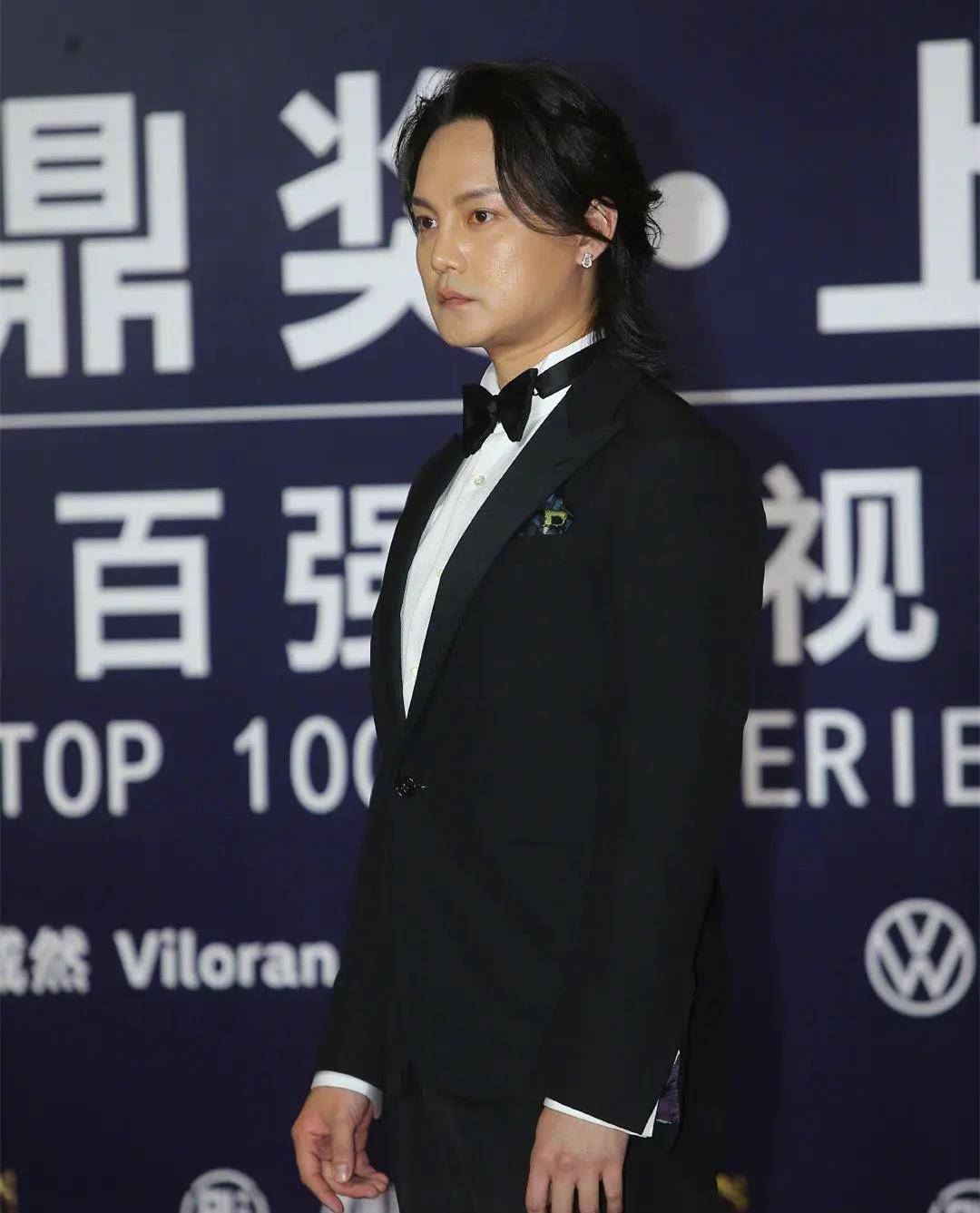 在《鬓边不是海棠红》中,饰演名伶"商细蕊"展现演技的尹正,侧面看双