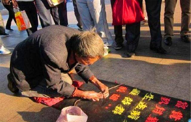 当年乞丐因写字太好看,被方正集团用50万人民币收购,他如今怎样_崔显