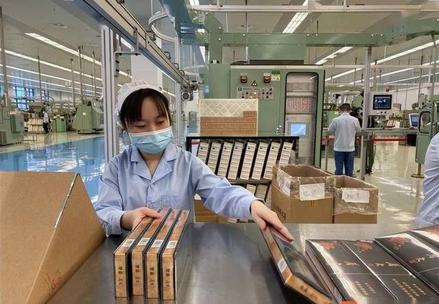 ，比公务员都吃香，很多名校硕士、博士都抢着当流水线三班倒卷烟工人。而郑州轻工业大学有两个专业烟草专业