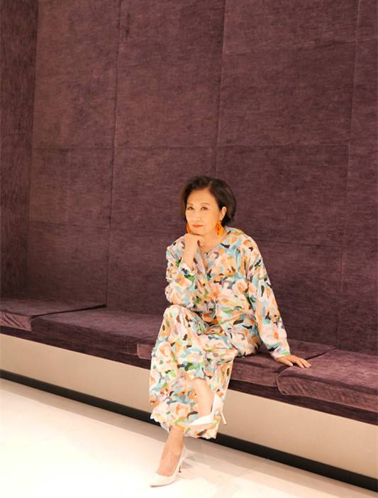 原创汪明荃活成奶奶辈的骄傲一身花哨装时髦减龄一般00后都比不了