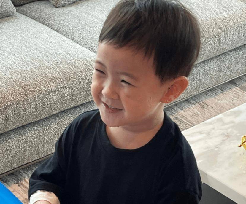 原创沈腾儿子正面照首次曝光五官和爸爸一模一样笑起来腾味十足
