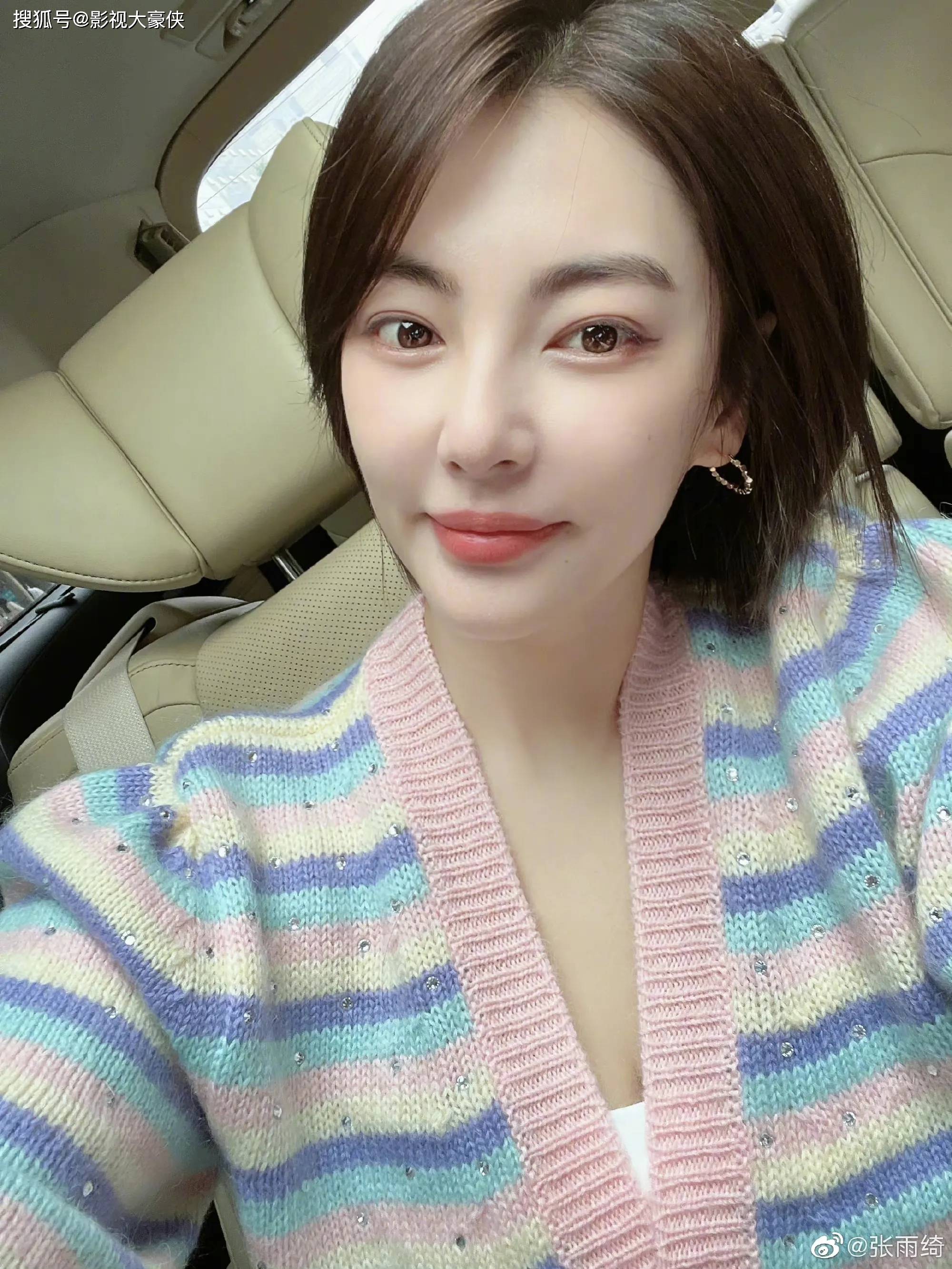 一般的钻戒就一个钻石,便宜的就得好几万,张雨绮的这条项链大概得几百