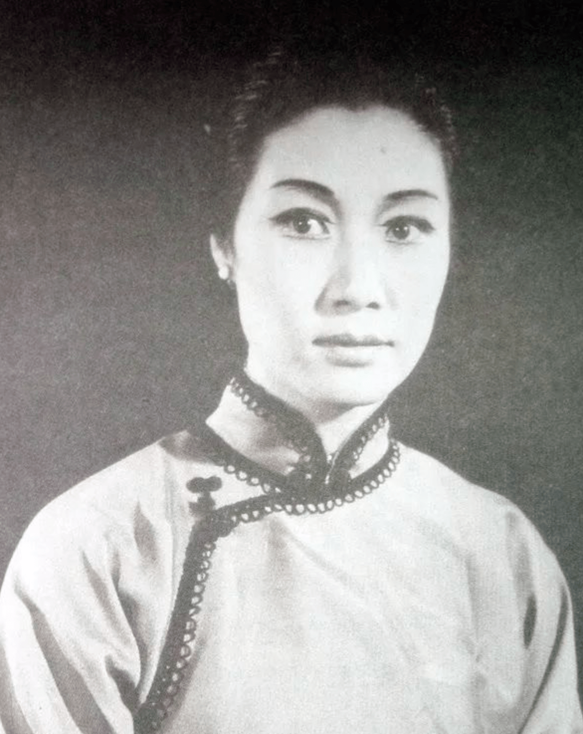 老戏骨吕中:47岁进入演艺圈,儿媳是影后,女儿更是她的骄傲_话剧_开端_演艺事业