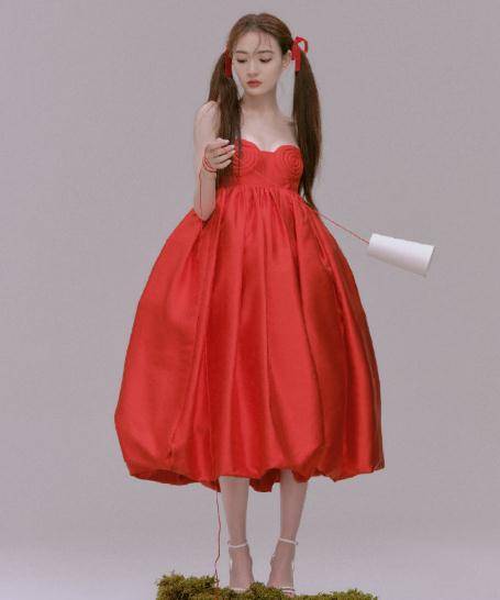 原创又被徐璐惊艳了穿红色吊带裙烫卷发扮在逃公主又美出圈了