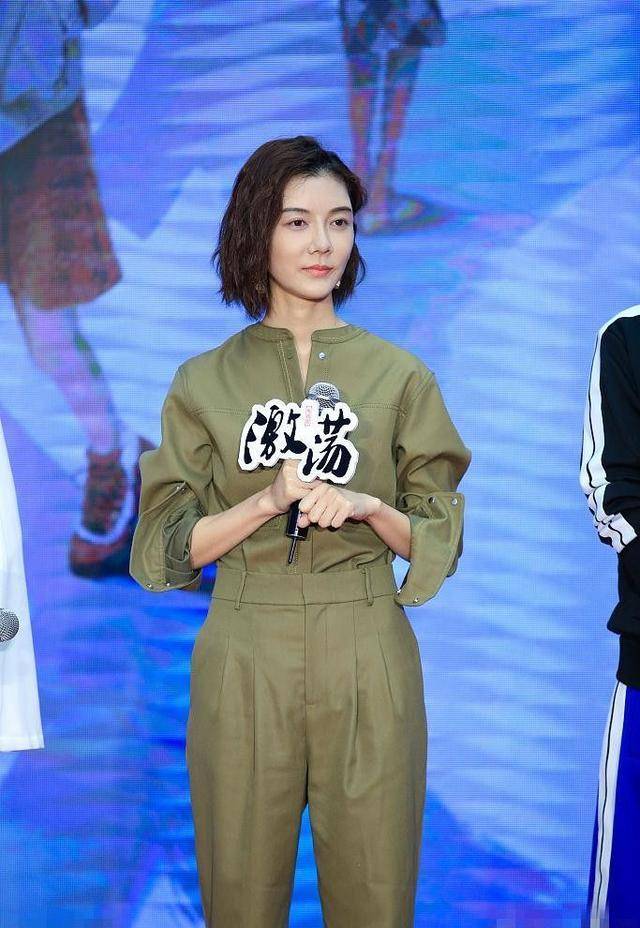 车晓新造型曝光烟熏妆搭牛仔显得肤色暗黄唯一不同就是身材好