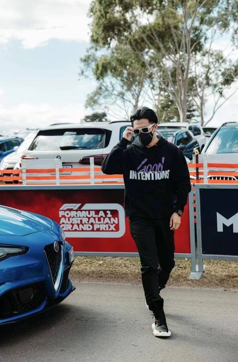 中国f1第一人周冠宇把青花瓷带到赛场汉密尔顿也认可他的围场穿搭