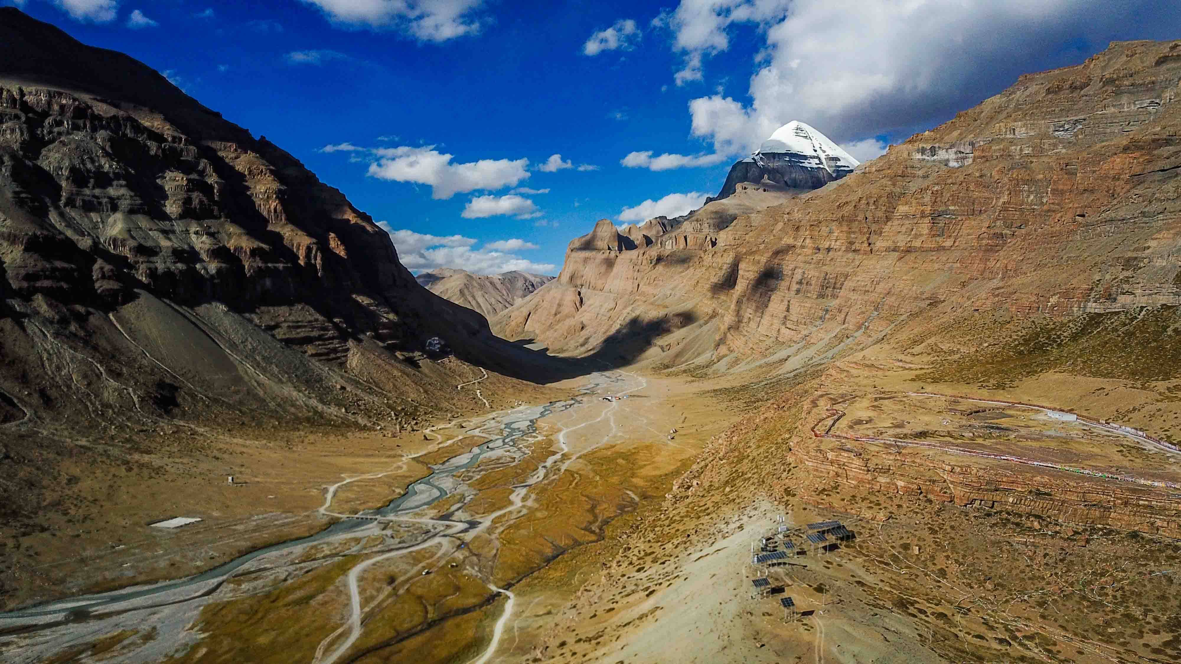 通道,而这样一座山就是位于西藏腹地的冈底斯山脉第二高峰冈仁波齐