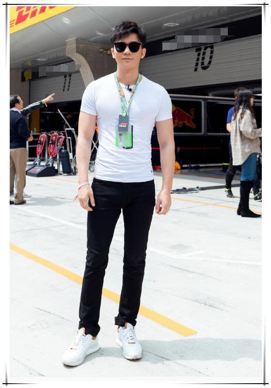 虽然李晨已经人到中年了,但是李晨因为经常健身身材还是非常健硕的,并