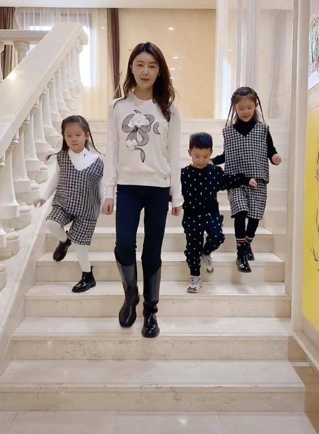 原创单身妈妈甘薇秀女子力离开贾跃亭后她一人能抱3个孩子