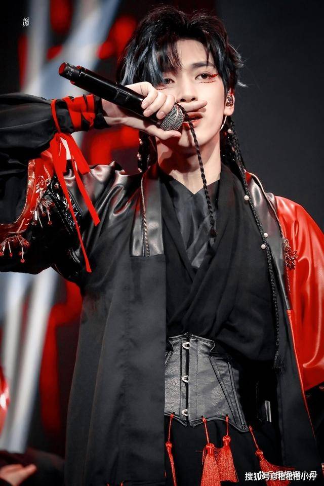 严浩翔不仅拥有优越的五官满分的教养和他的三观更是让人臣服