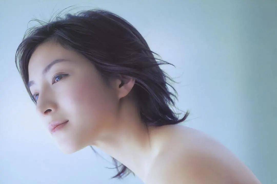 年轻时的广末凉子留着短发,透着一种少年的英气,同时也有女孩子的可爱