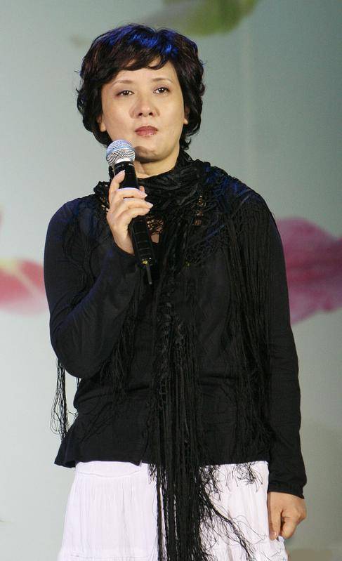 原创50后的邓婕真会穿牛仔搭褶皱裙洋气又减龄钩针围巾太有品味