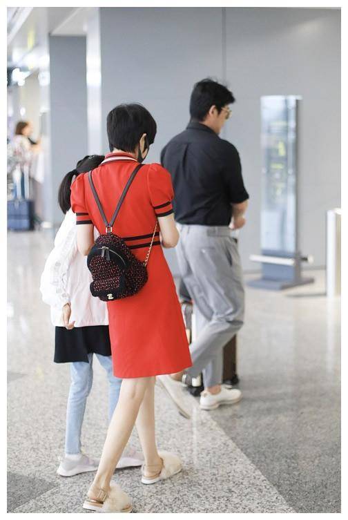 鲍蕾红色短款连衣秀大长腿优雅明媚,陆毅绿衬衫配牛仔裤略显油腻_鲍雷