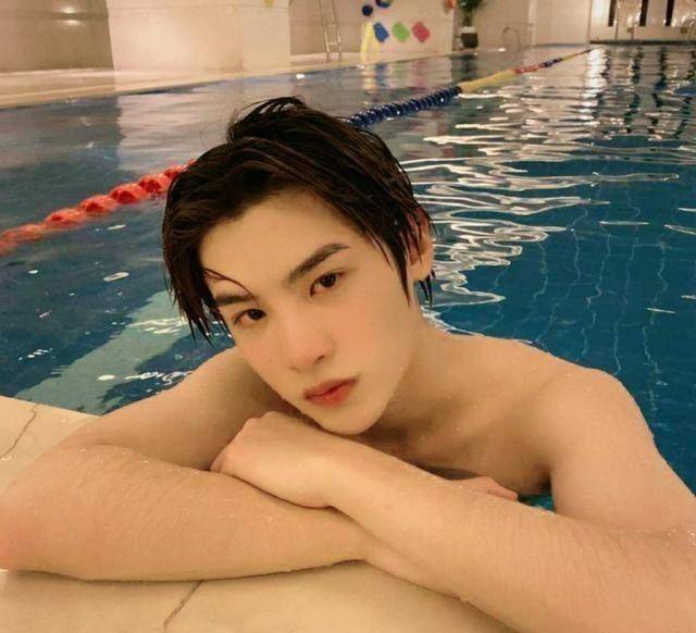 王一博泳池照可爱,张艺兴泳池照酷炫,白敬亭泳池照:是仙子吧!
