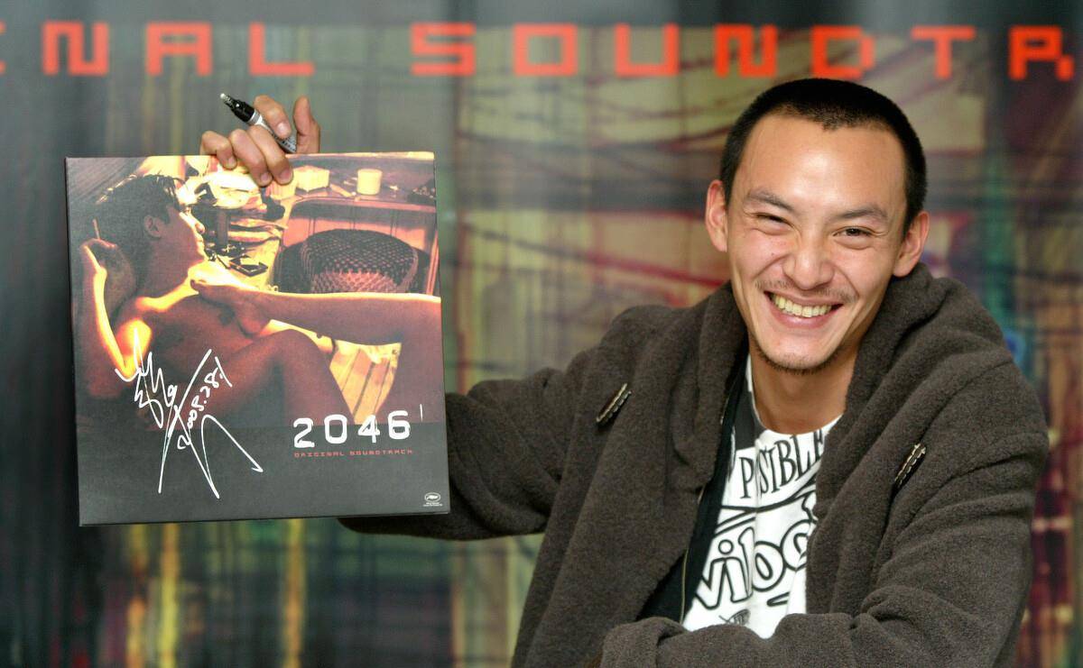 原创张震近照在网上曝光红色西装太有魅力新电影即将播出