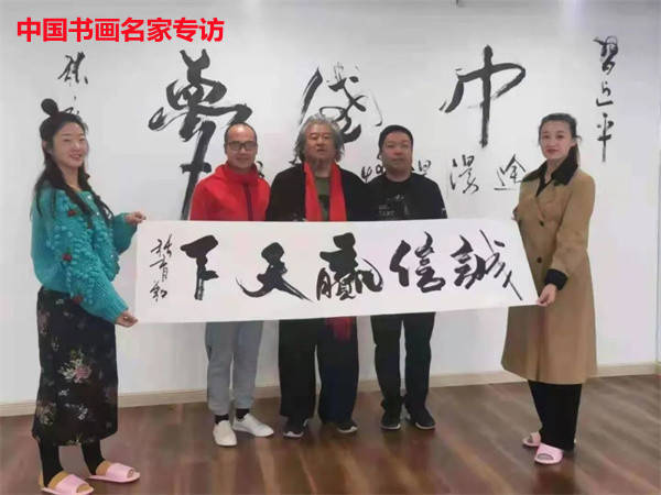 张育勤:挥墨悬空走龙蛇 一笔连接四海情_书法_先生_创作