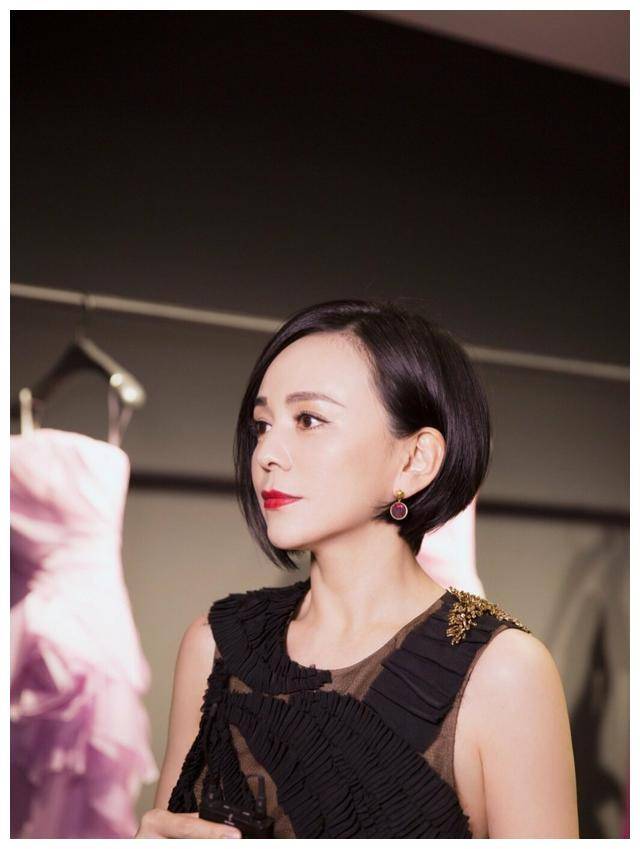 "雪姨"王琳好气色,波波头配吊带裙格外清纯,这哪像50岁的人_女性_衣服