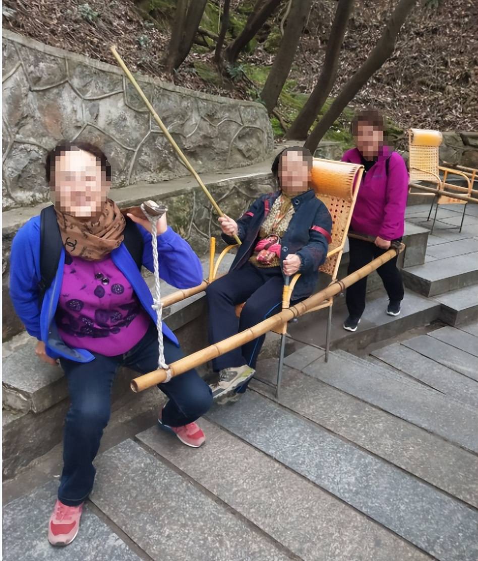 乘客放弃索道选择价格更高的轿子,轿夫付出劳动获得较高报酬,是公平的