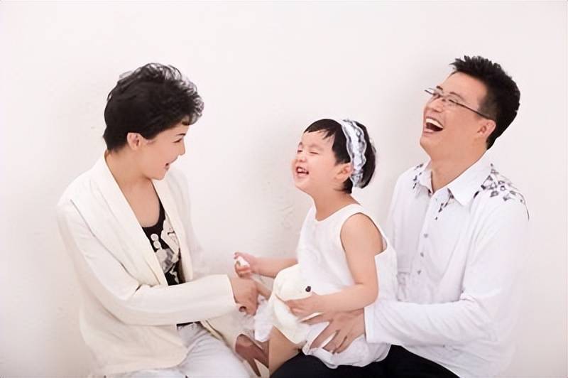 原创央视主持人白燕升照顾瘫痪妻子不离不弃50岁再生二胎获幸福