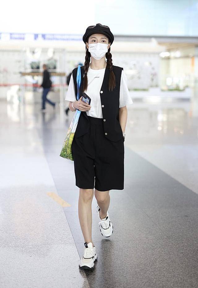 初夏的时髦穿搭马甲配短袖t恤休闲舒适很有型