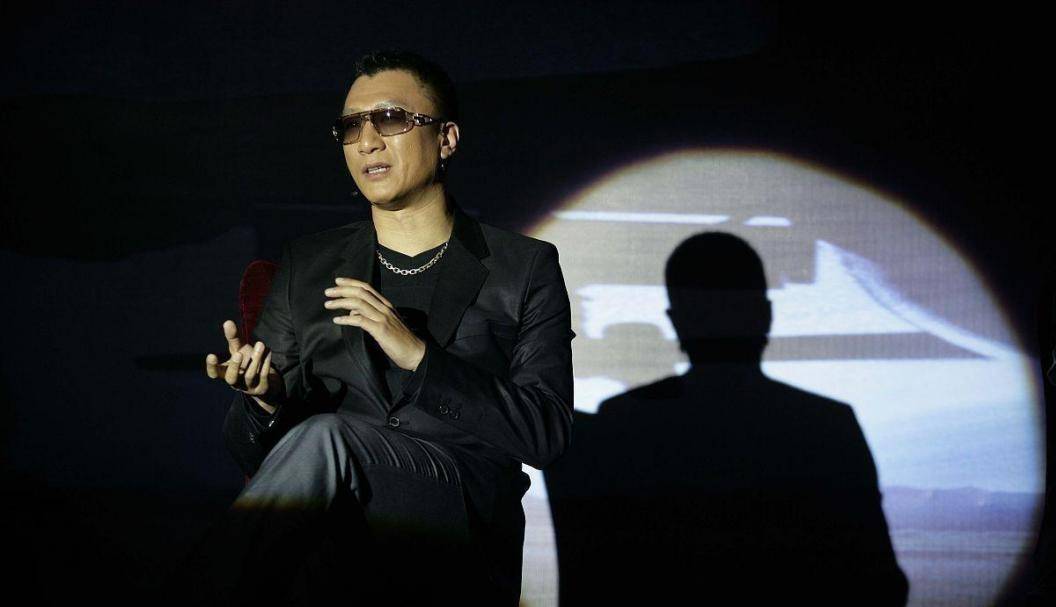 原创孙红雷戴上墨镜太有大哥范儿随便坐着都很霸气太有型了